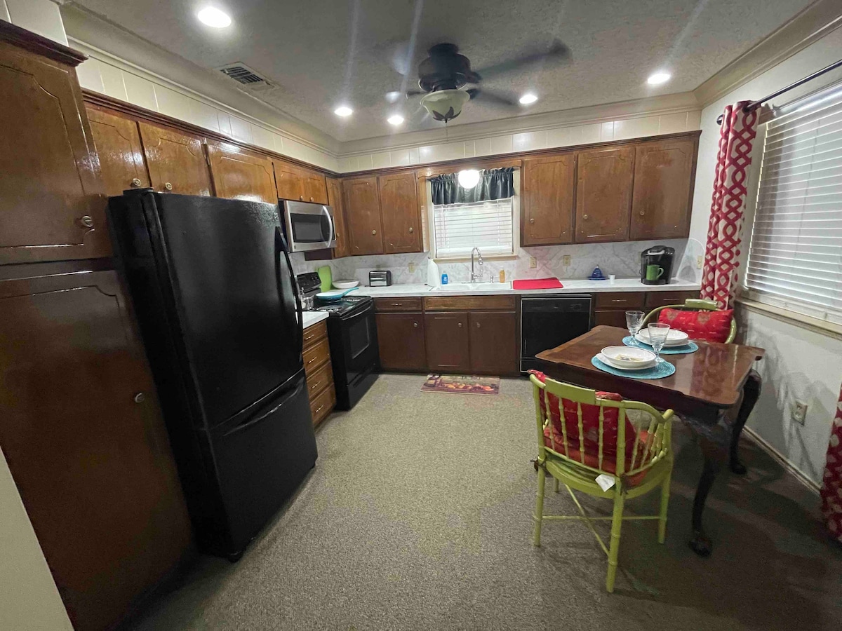 位于得克萨斯州平原景观（ Plainview ）的漂亮家具齐全的单卧室公寓！