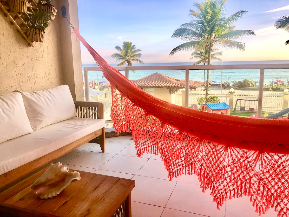 Charming flat, facing the sea, right on the sand.