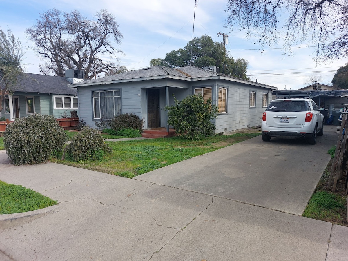 Classic visalia room with ammenities.