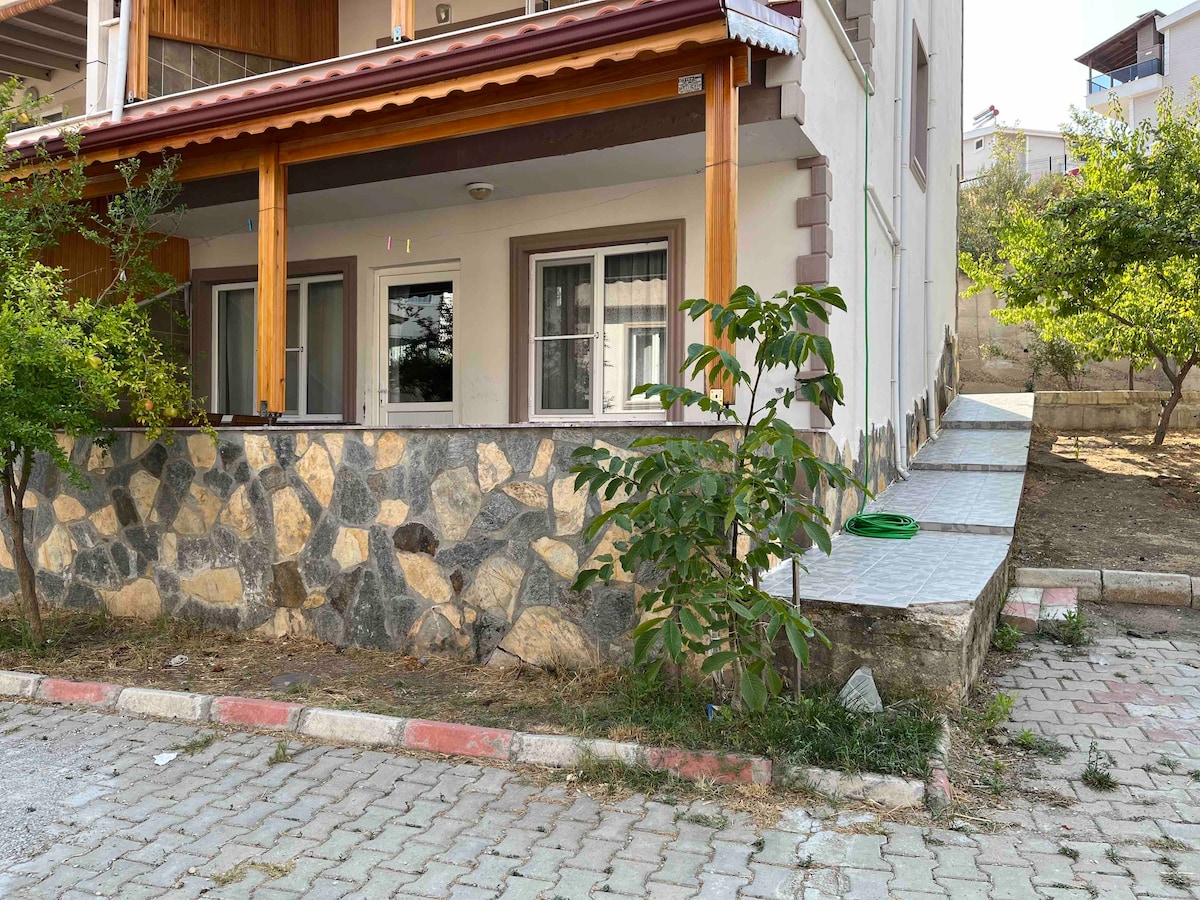 Verandası olan rahat bir yazlık ev