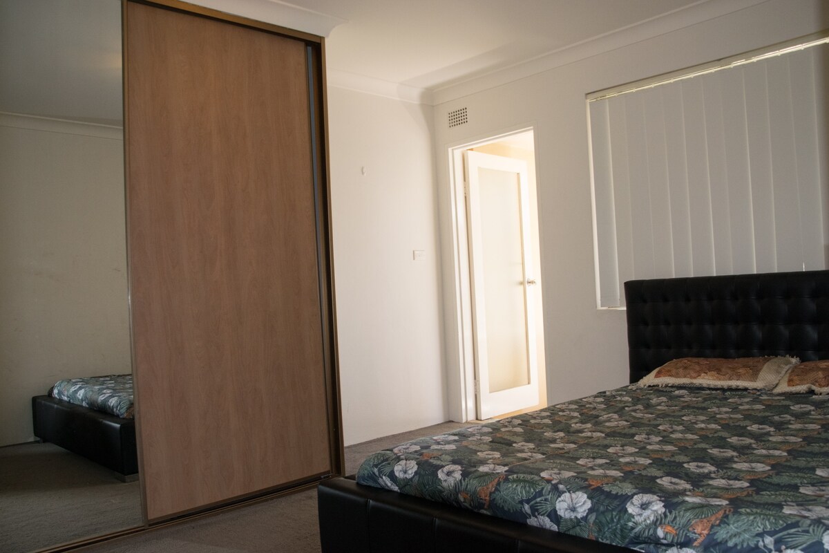 帕拉马塔（ Parramatta ）附近哈里斯公园（ Harris park ）的2床私人公寓。
