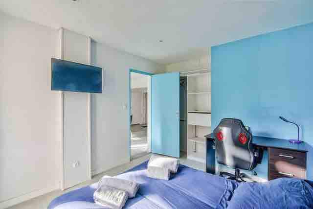 独立蓝色房间，漂亮舒适。