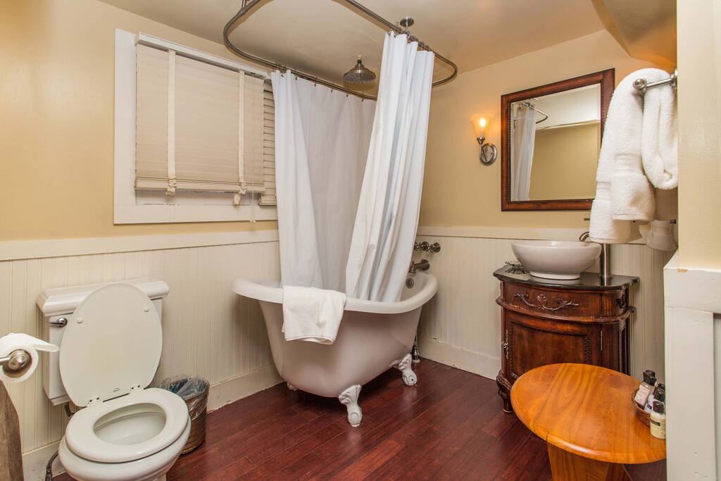 red crags room bathroom