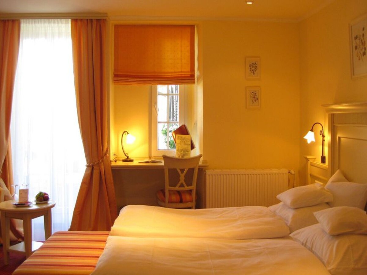 Romantik Hotel & Restaurant Zur Sonne ， （ Badenweiler ） ，带淋浴间/马桶的舒适双人房