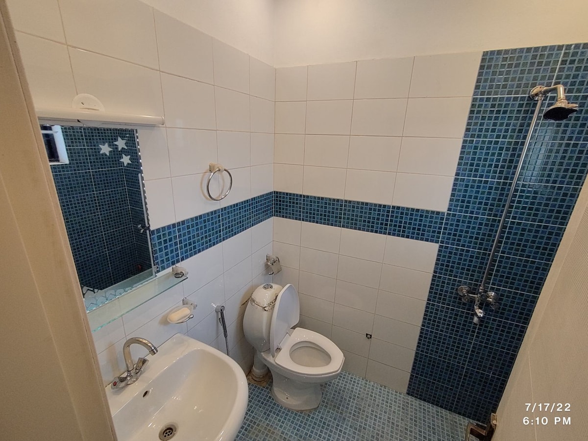 Cheerful 2 bedroom upper portion available!!