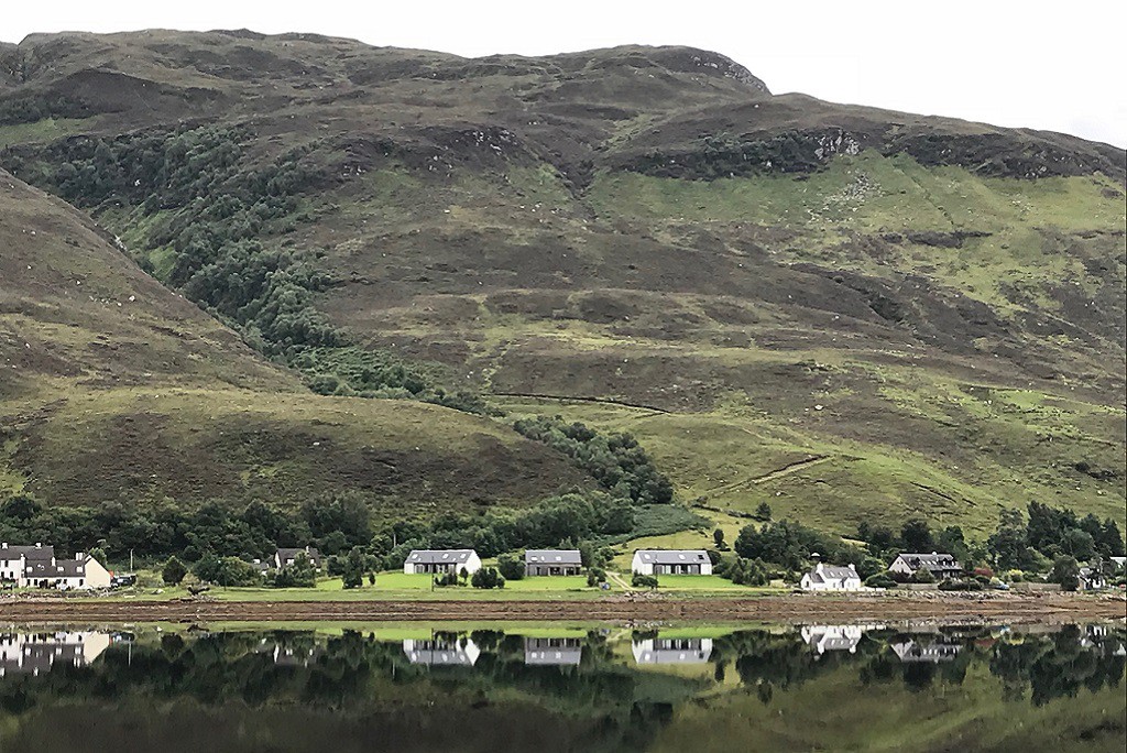 Larchwood Lodge on the Shore of Loch Long, Dornie