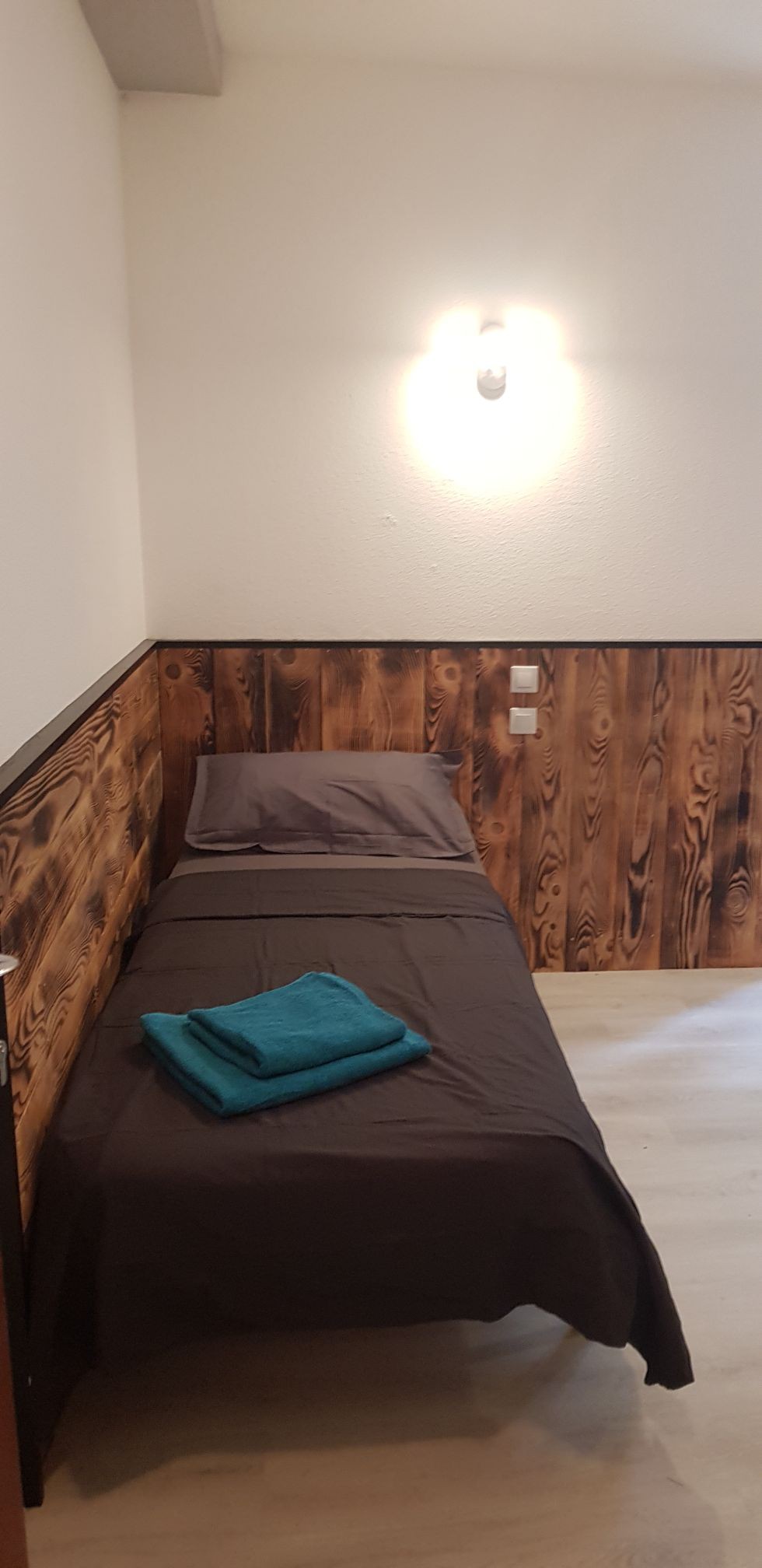 Chambre 1, petite et cosy avec douche et WC privé.