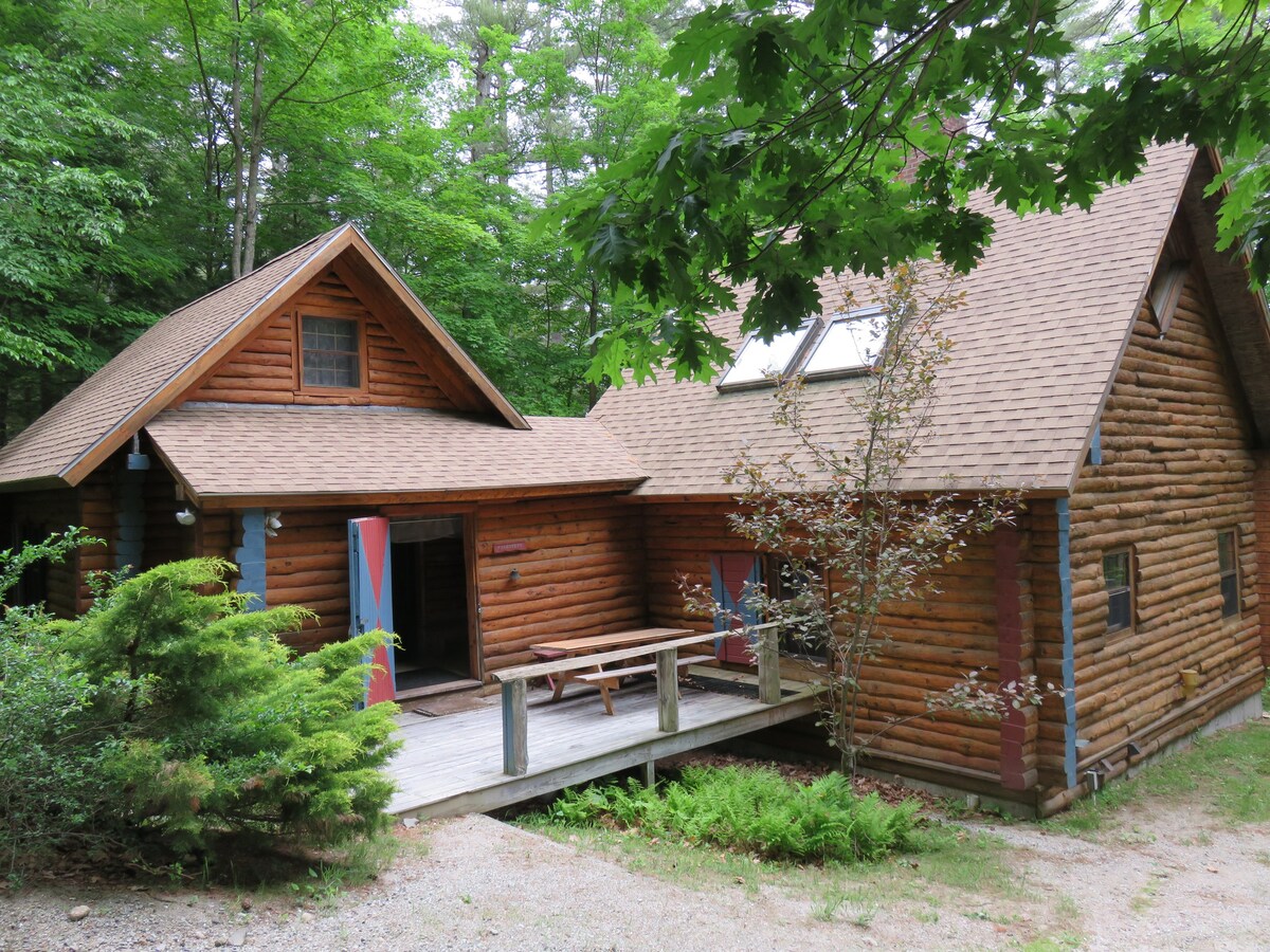 僻静的森林湖滨小木屋；靠近滑雪场