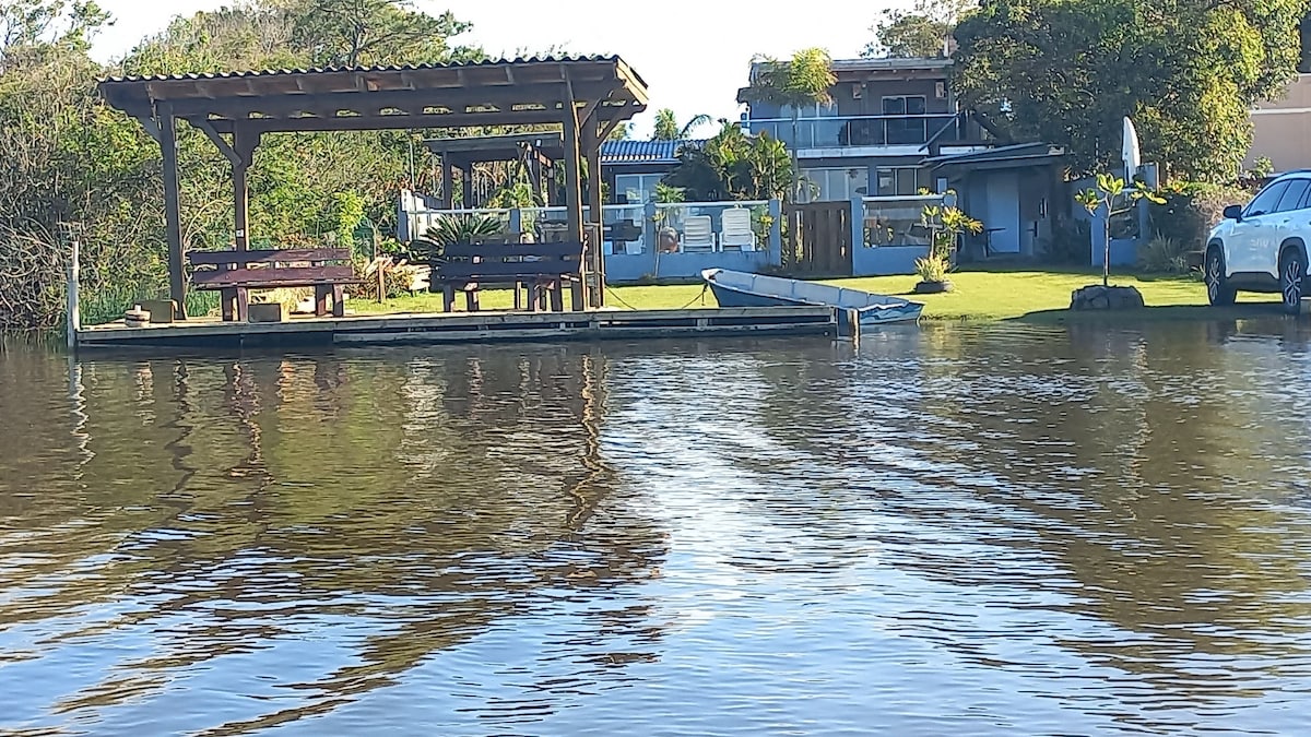 casa na beira da lagoa com rampa para embarcações