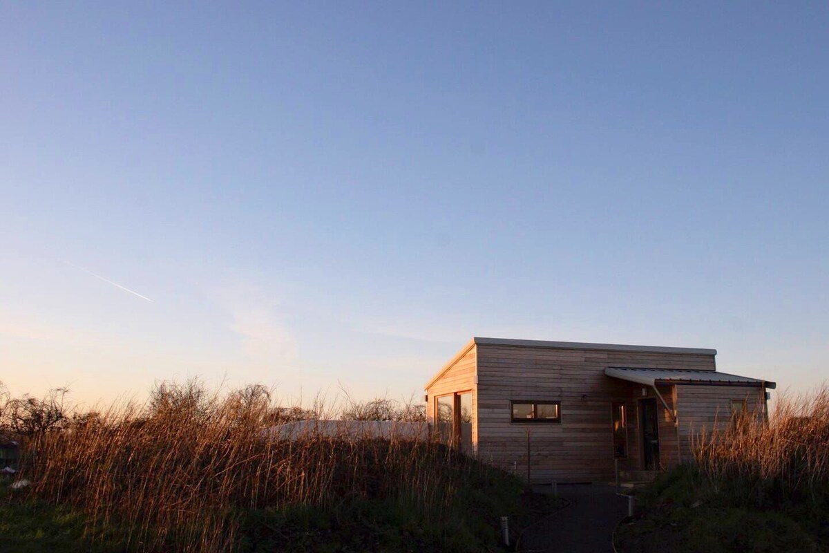 The Hide - A Cosy Coastal Wood Cabin, Maugherow