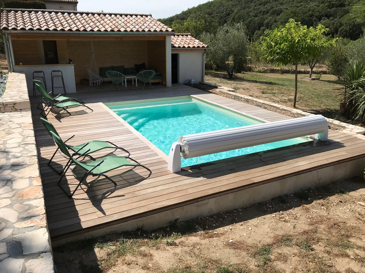 maison avec piscine et chat, gorges de l' Ardèche