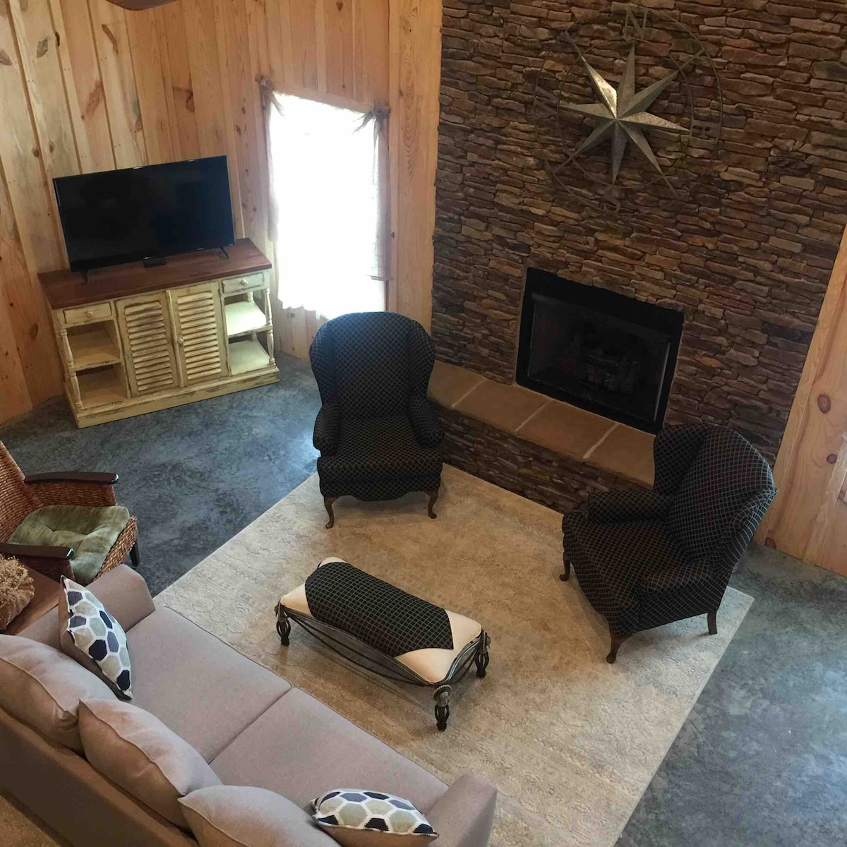 Adorable 1-bedroom Cabin on Farm with Fireplace