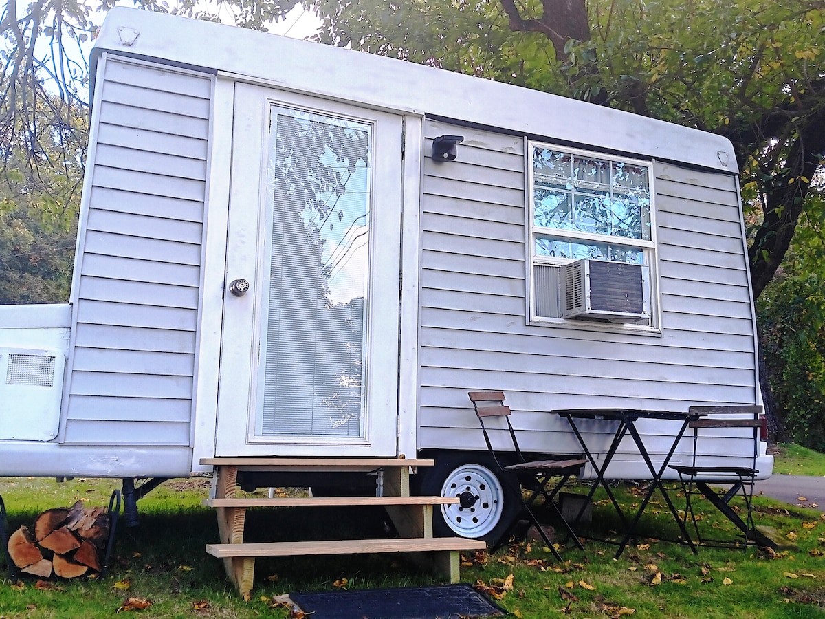 The Tiny House at Belmont Park | 5 mins to Airport