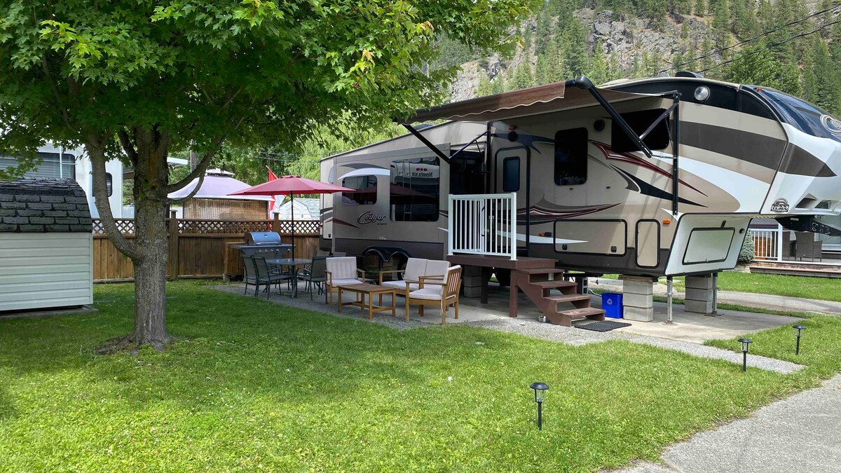 Christina Lake Beachside Camper | Dog Friendly