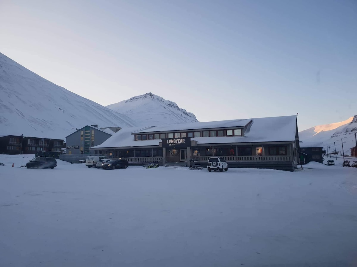 公寓位于朗伊尔本（ Longyearbyen ）。