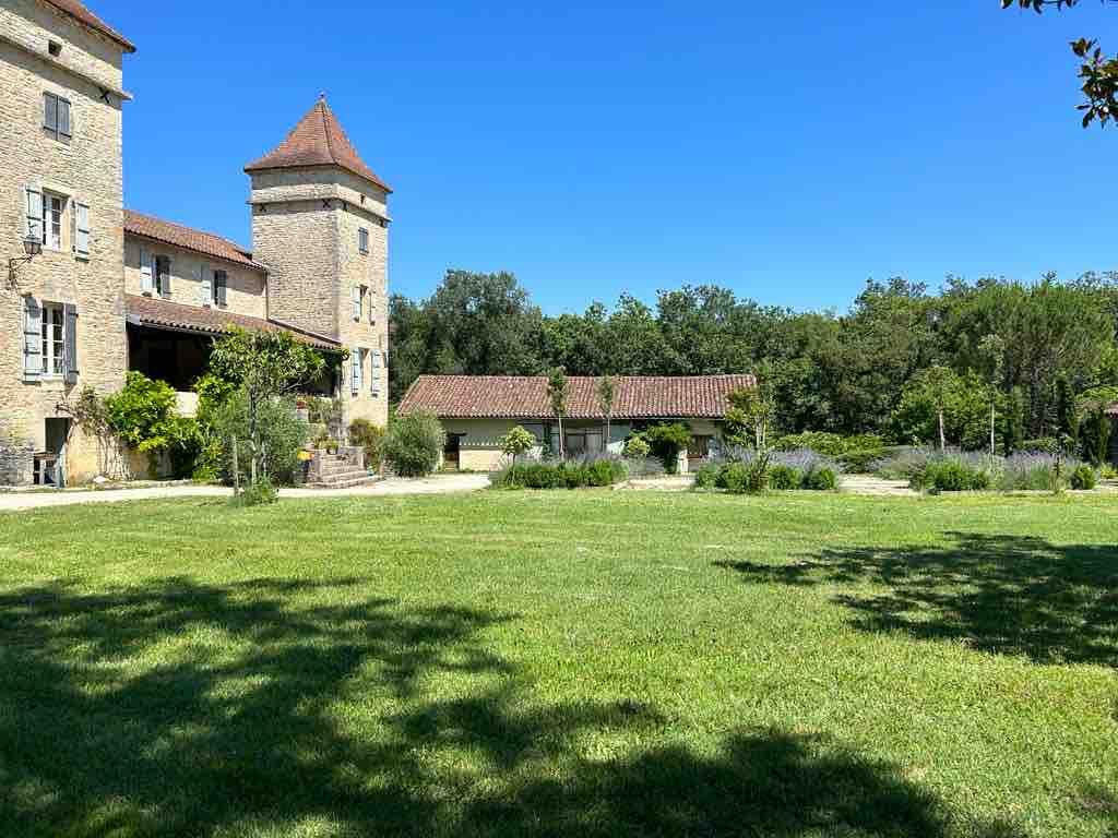 Private pool, sleeps 14 near vineyards of Cahors