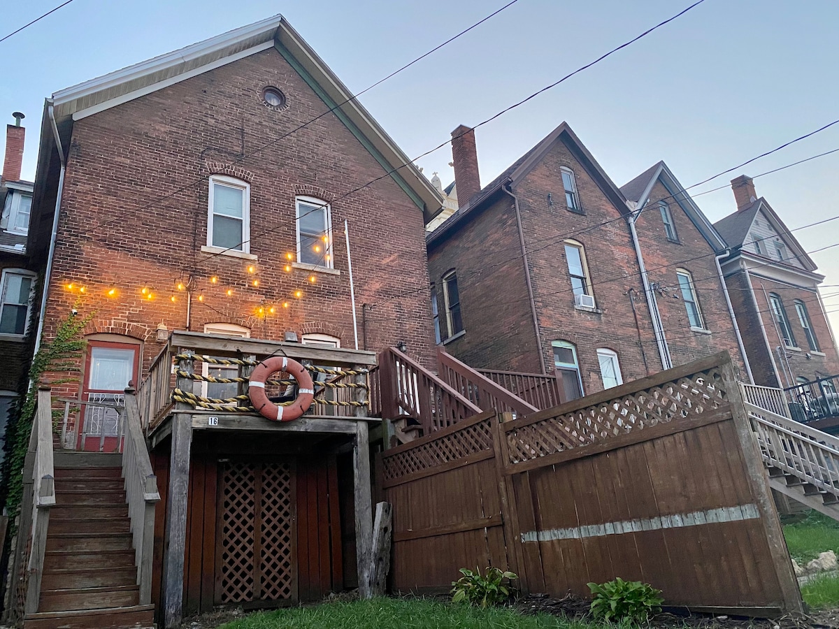 164 Bluff St. Row Home |迪比克市中心