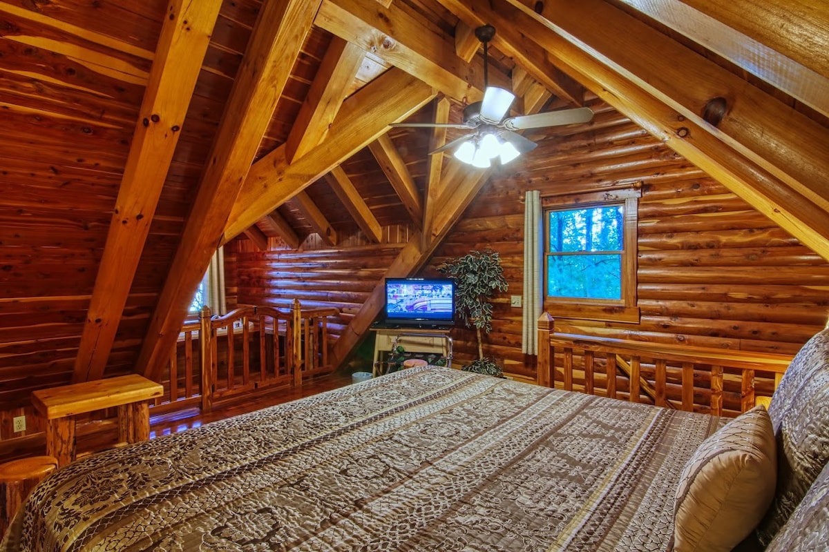 Romantic Cedar Cabin with Jacuzzi & Fireplace