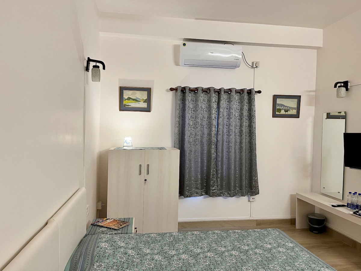 2 of 4  Standard Bedroom - Piquant