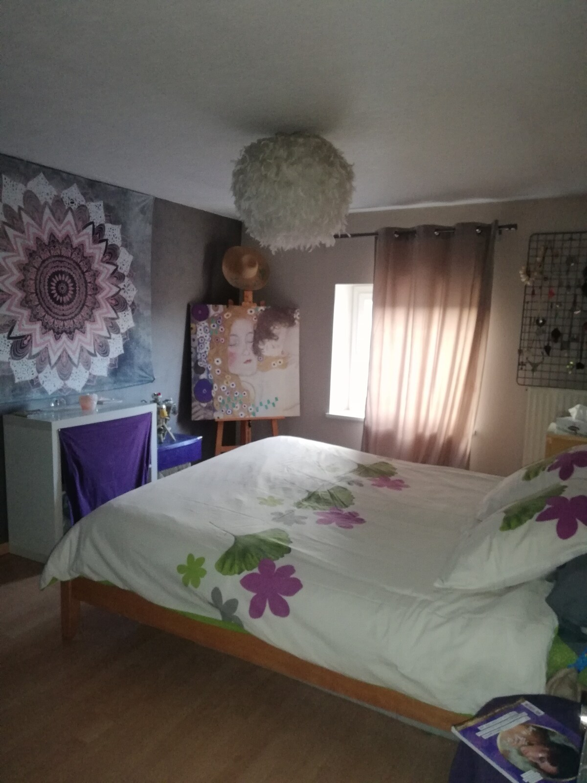 卧室面积14平方米，公寓内设有独立卫生间，面积为93平方米。