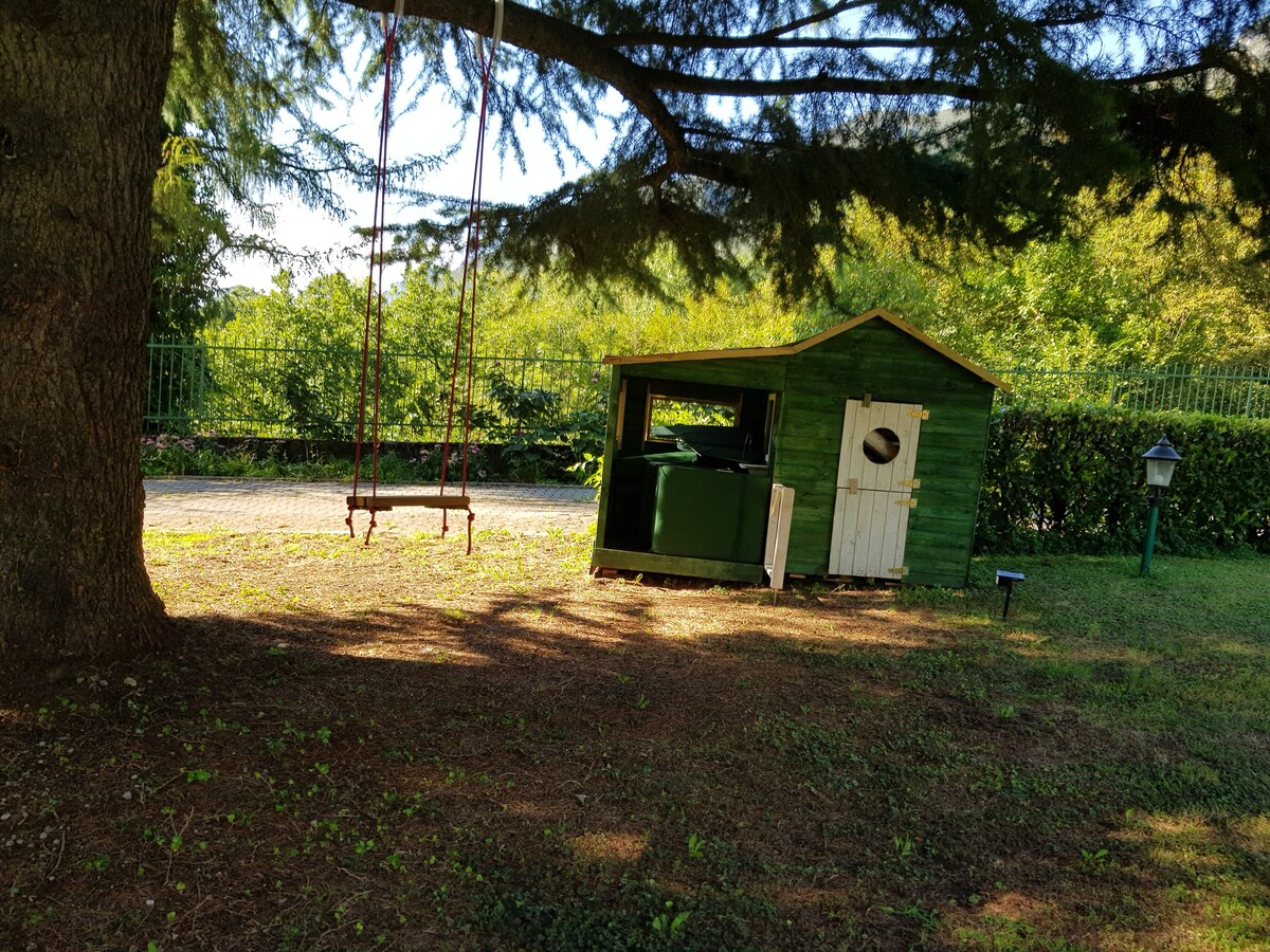 Porzione indipendente di villa con parco e piscina