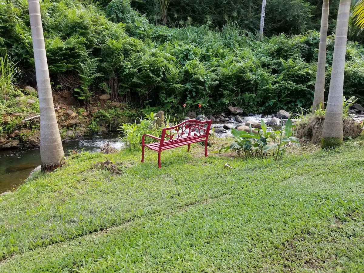 带果园和溪流的海景情侣乡村小屋