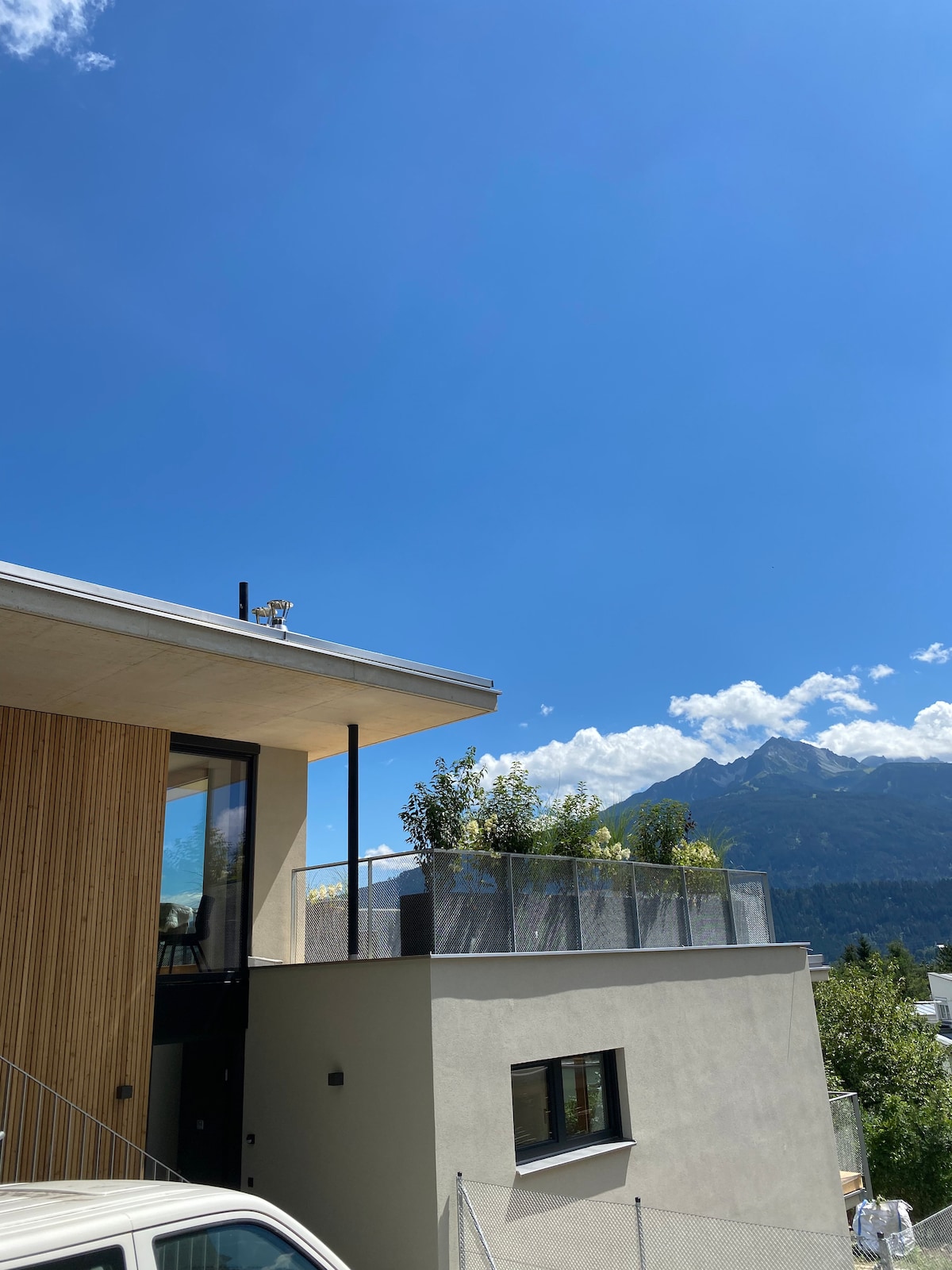 独家阳光明媚的屋顶露台公寓，可欣赏山景