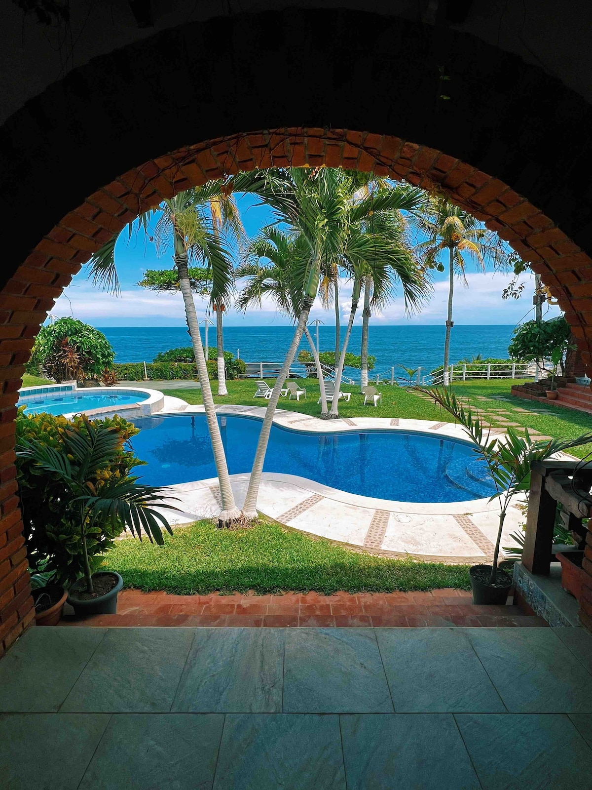 Punta Elephante-Hacienda Style Villa @ ocean cliff