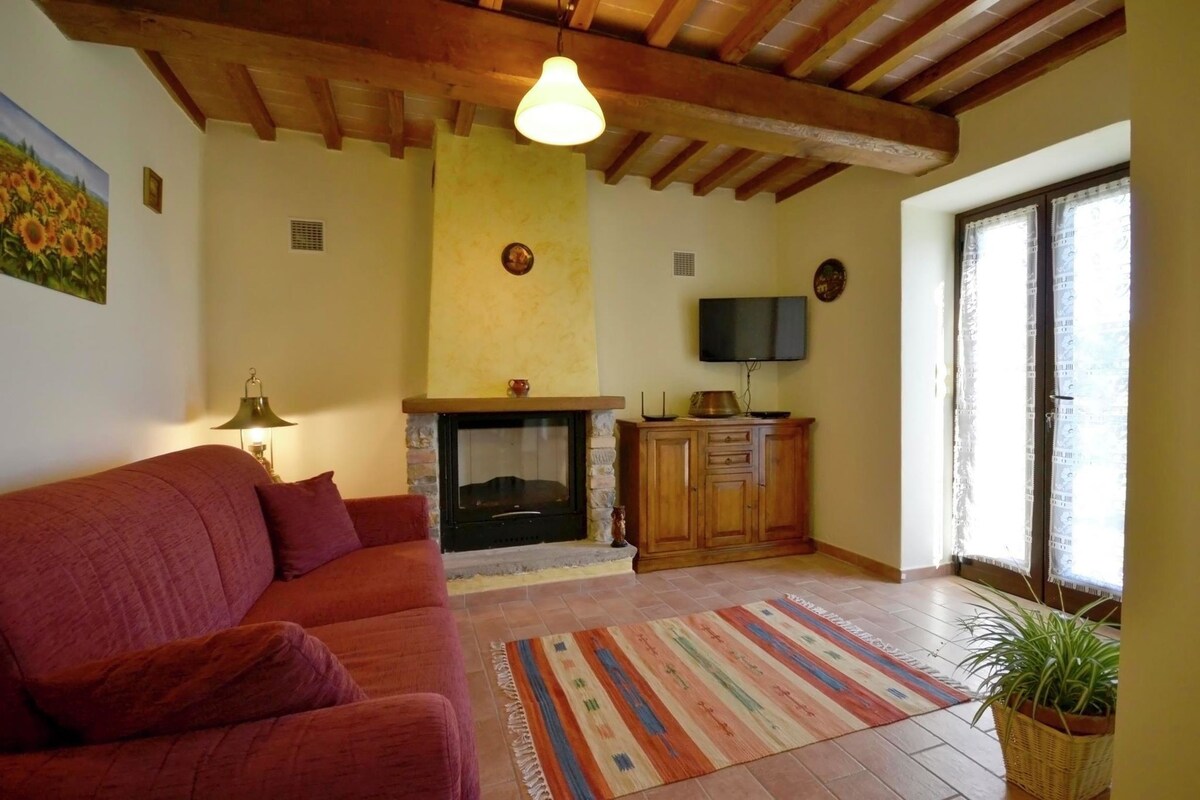 Villa with private pool near Cortona in the calm countryside and hilly landscape