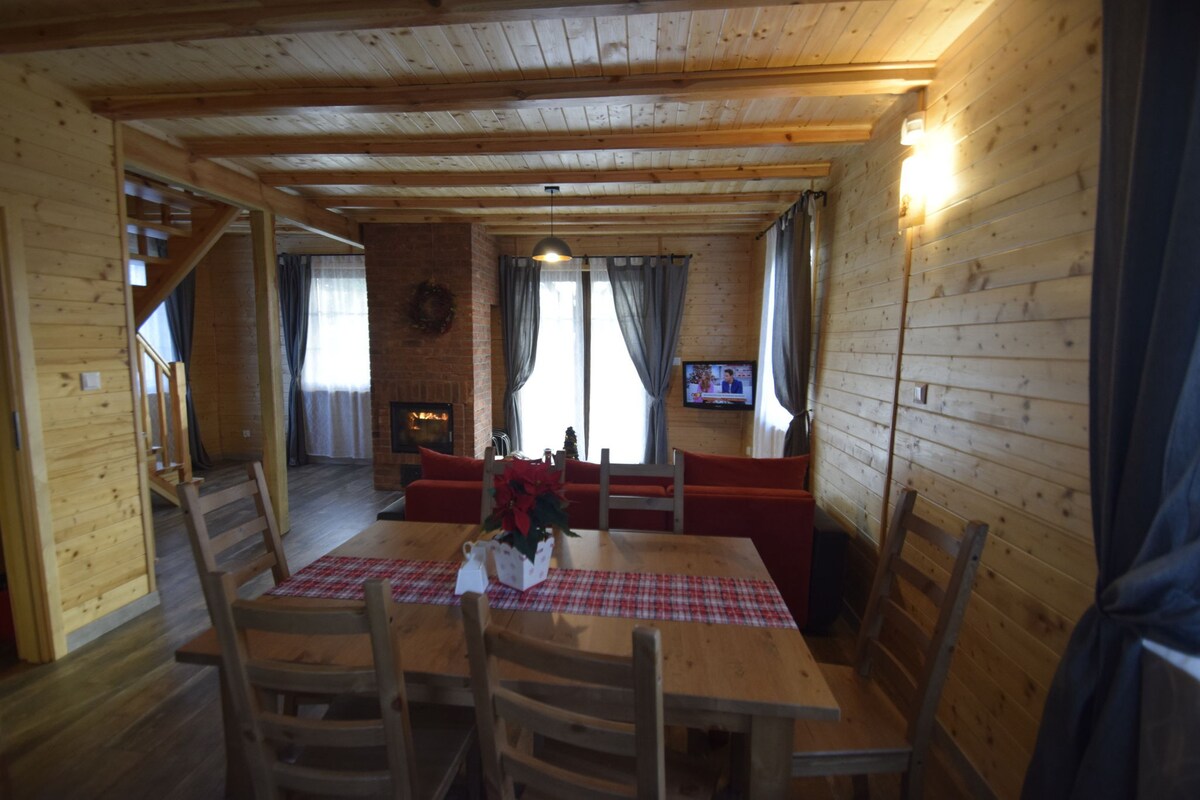 Skrzynia带露台的木制度假屋