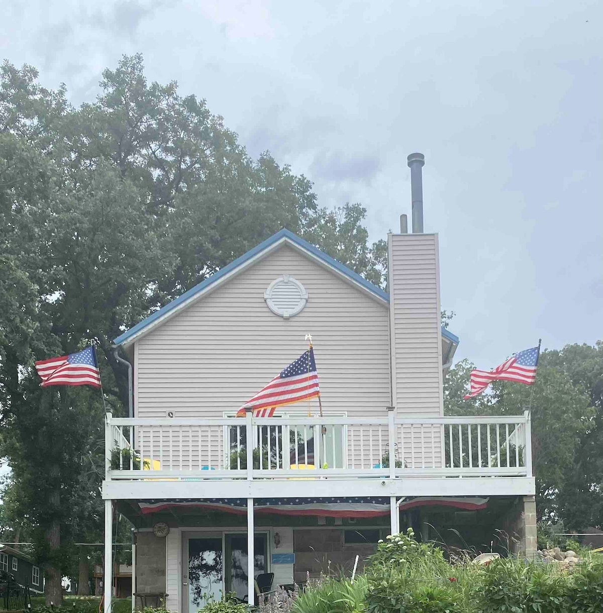 Lake Cottage of Contentment-Lower Level Apartment