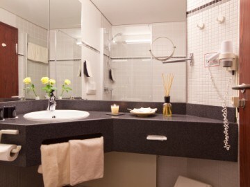瑞莱克萨酒店Bad Steben （ Bad Steben ） ，套房配备大浴室和健身区