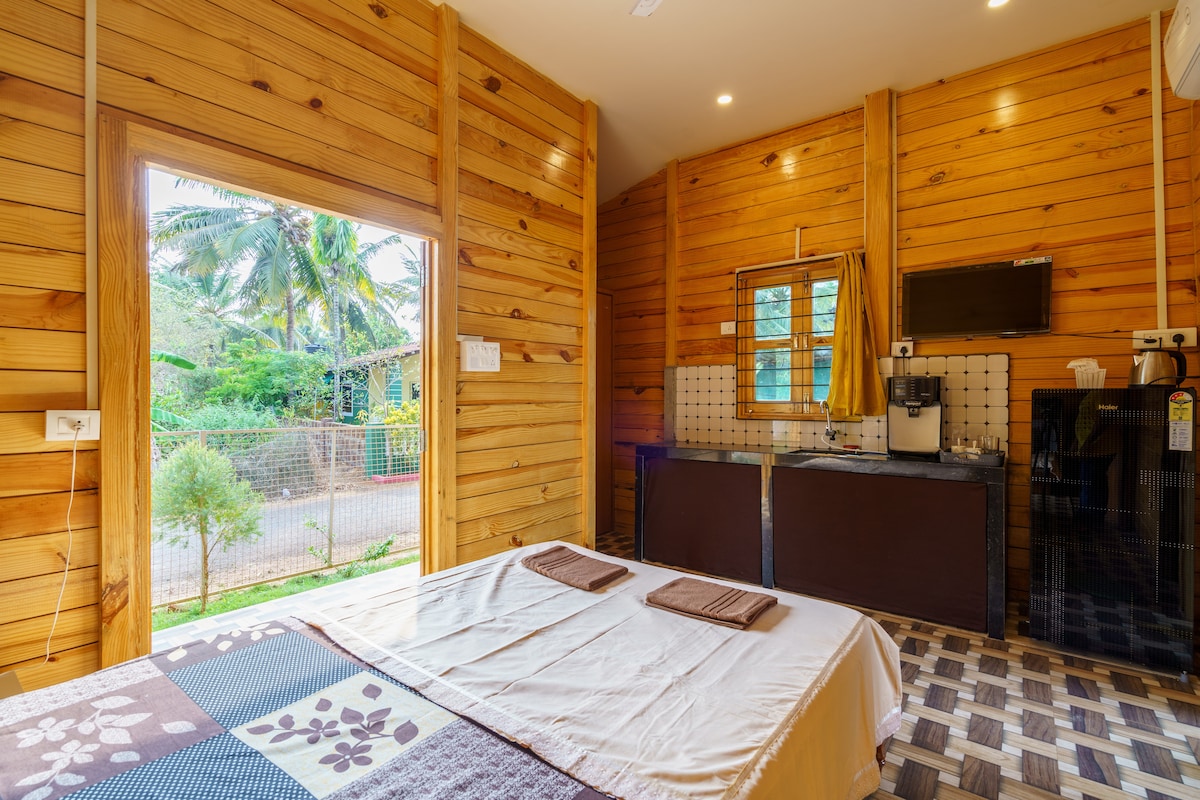 Zuperb wooden cabins in assagao cosy & kitchenette