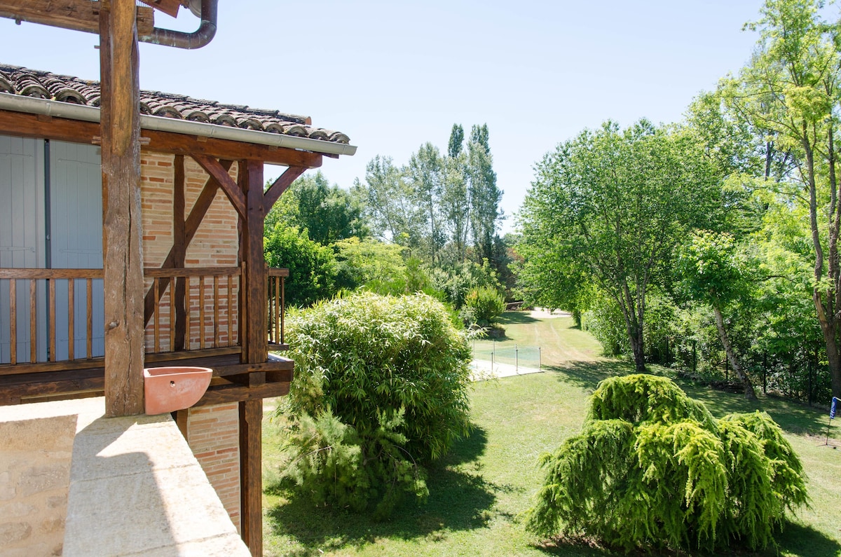 Grande maison en pierre , jardin 3.000m², piscine