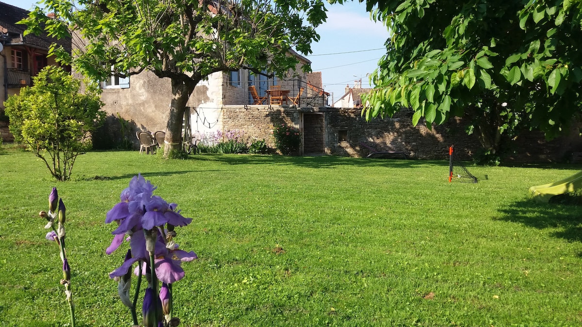 Maison vigneronne au calme, avec cour et jardin