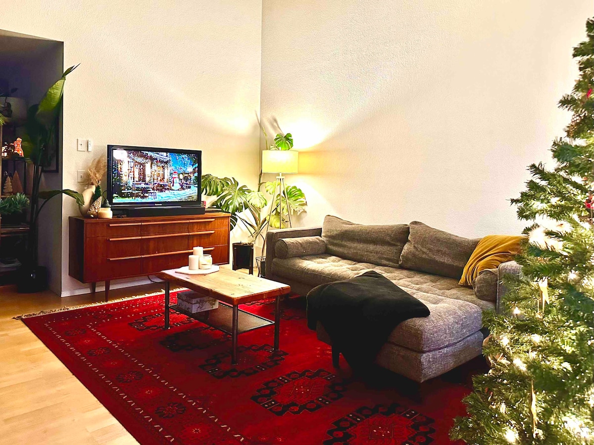 Modern & Festive Moscow Home.