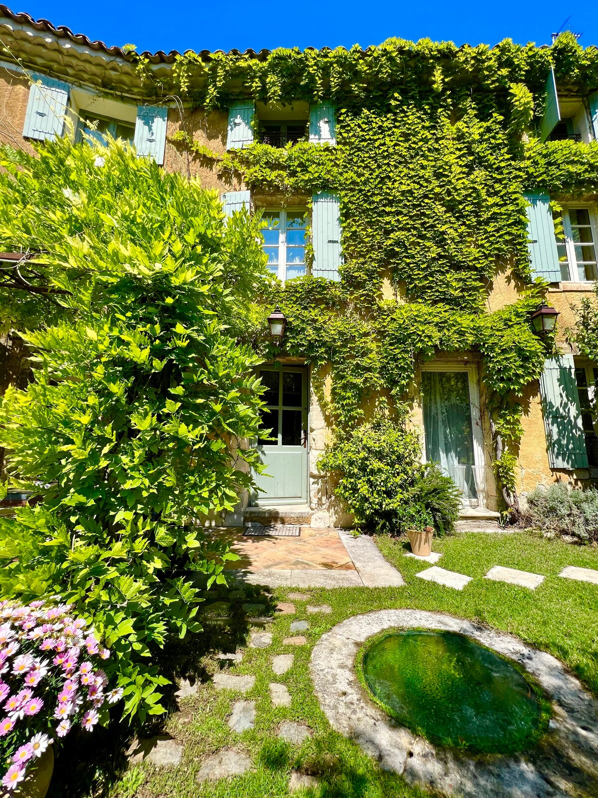 Beautiful Provenzal house with privet pool.