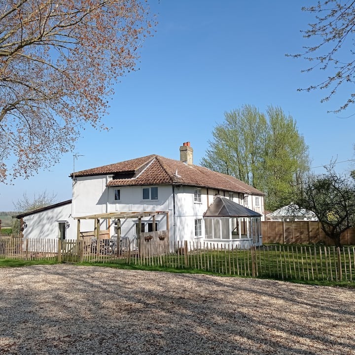 Spacious Country Cottage, 3 bedrooms with parking