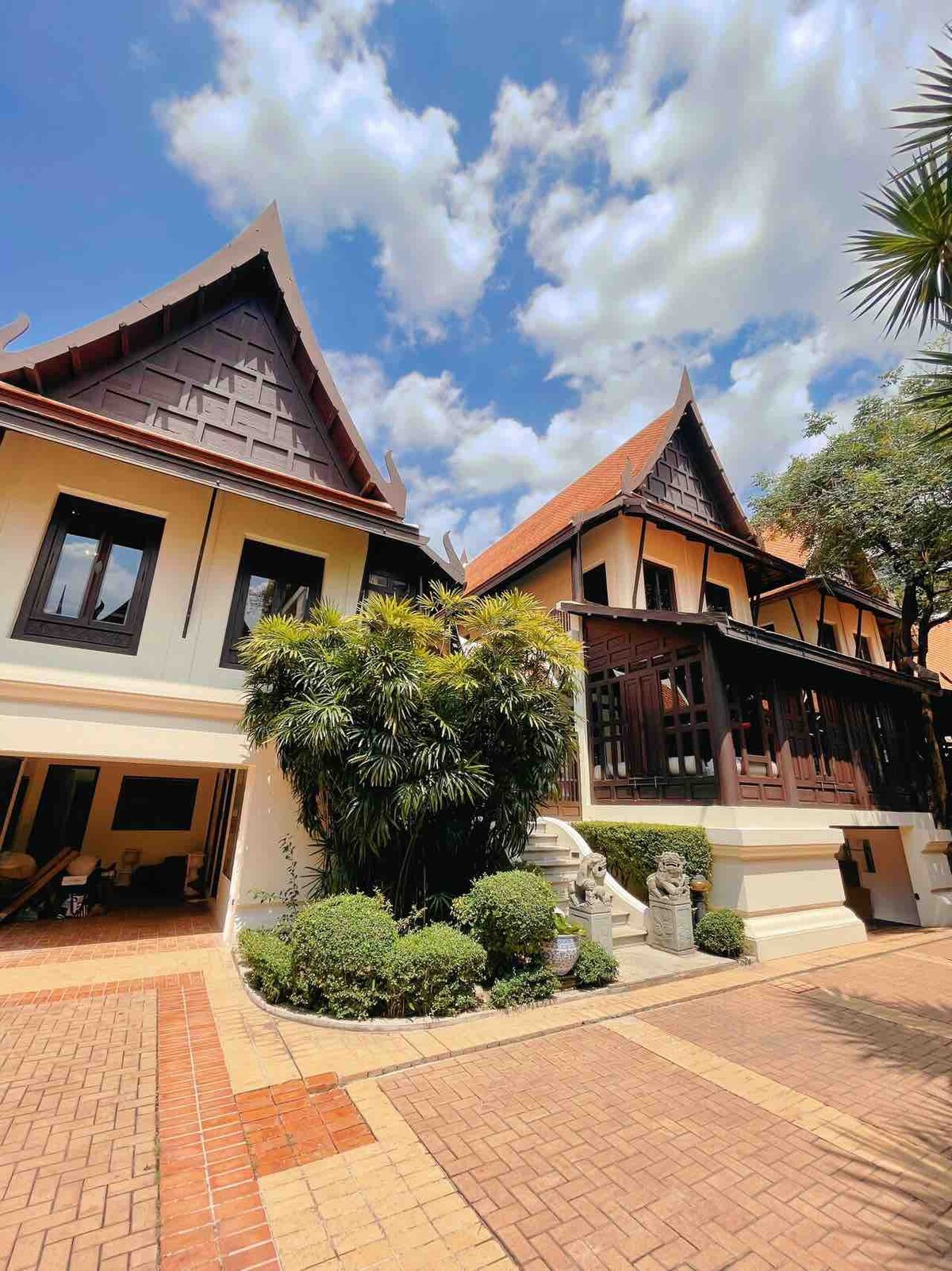 免费接机 泰国皇家园林豪华别墅  繁华商业区  私家豪华泳池 管家服务
