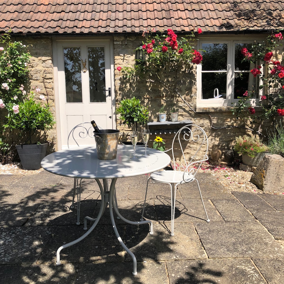 Charming Cotswold stone cottage in Wiltshire