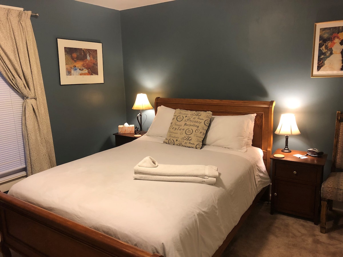 The Osprey Room ： Historic Hostel的舒适客房