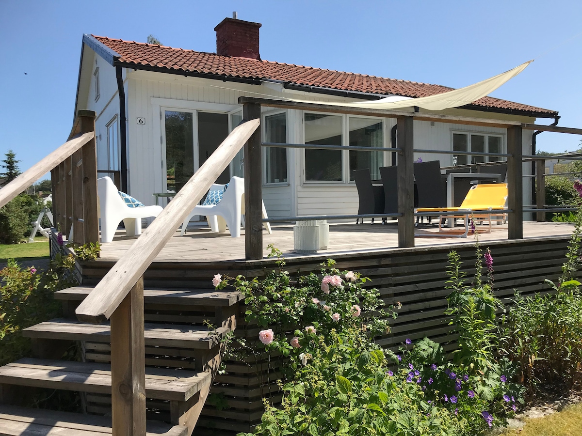 Hus med gästhus nära stranden i Hörvik