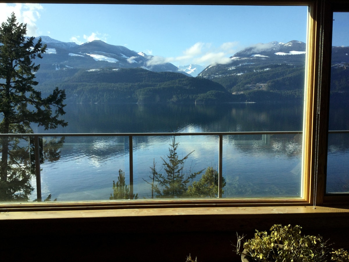 Lakefront Resort Home, Kootenay Bay