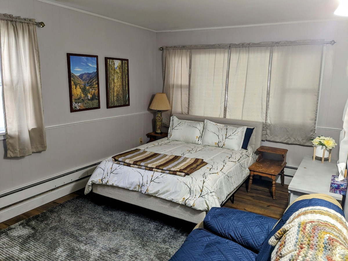 Cozy Private Suite in Downtown Meeker