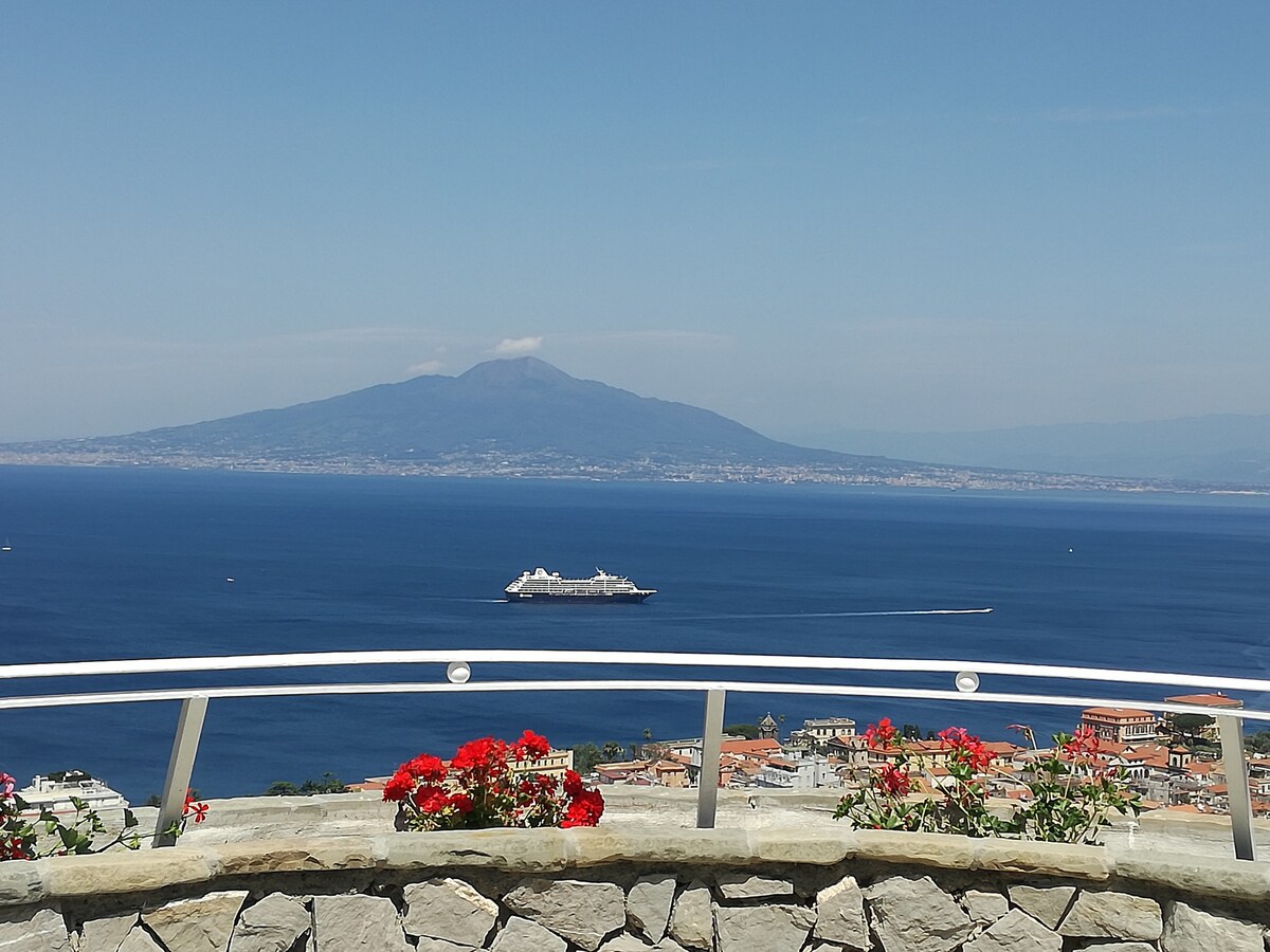 米拉索伦托（ MiraSorrento ） ，那不勒斯湾浪漫景观