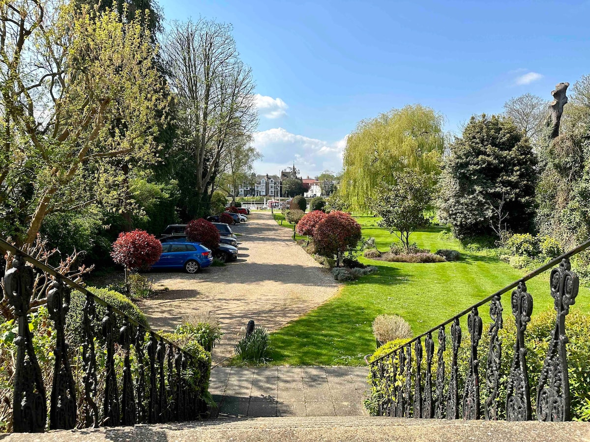 Riverside Flat near Hampton Court Palace