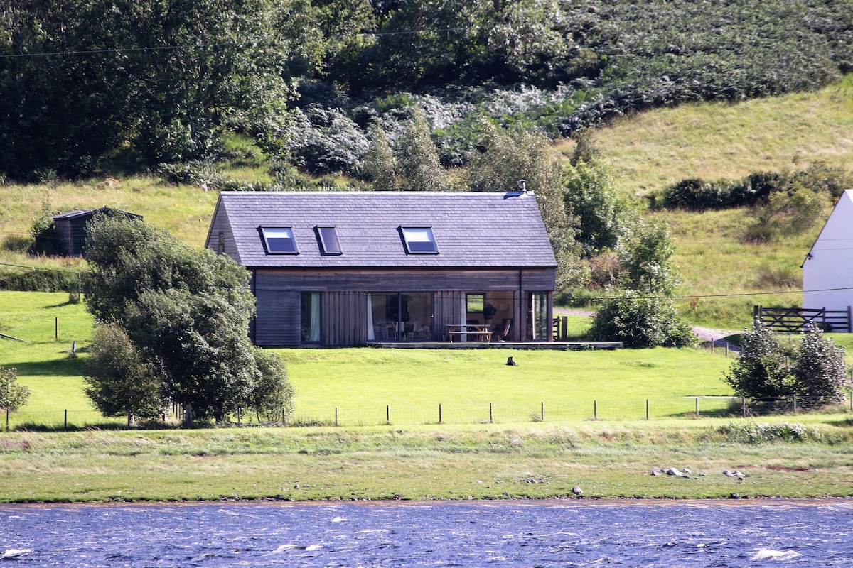 Larchwood Lodge on the Shore of Loch Long, Dornie