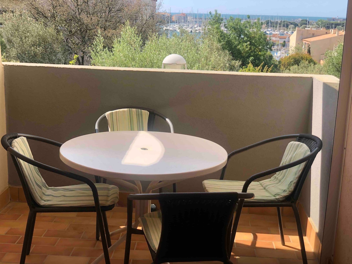 Apartment with sea view near port, private parking