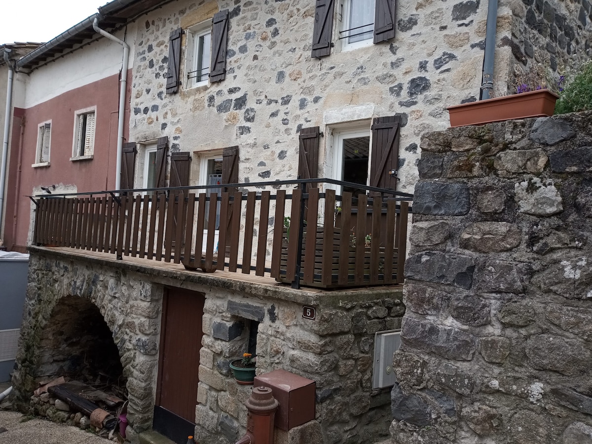 Maison en pierres au cœur d'un village Ardéchois