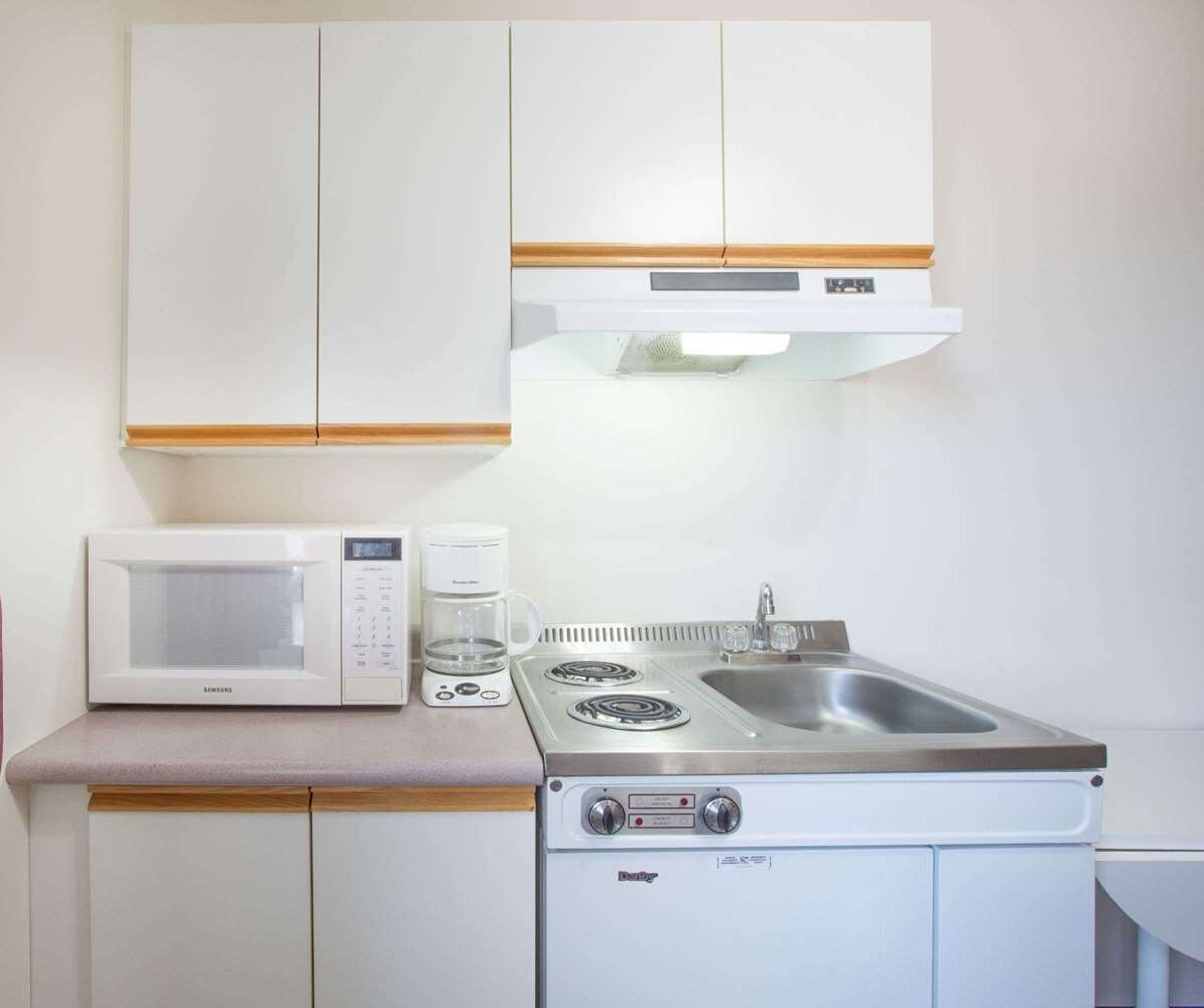 Roger's AirBnb - Kitchenette with 2 beds